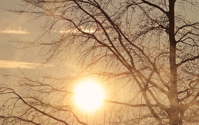 Sonnenaufgang über einem ruhigen Sandstrand