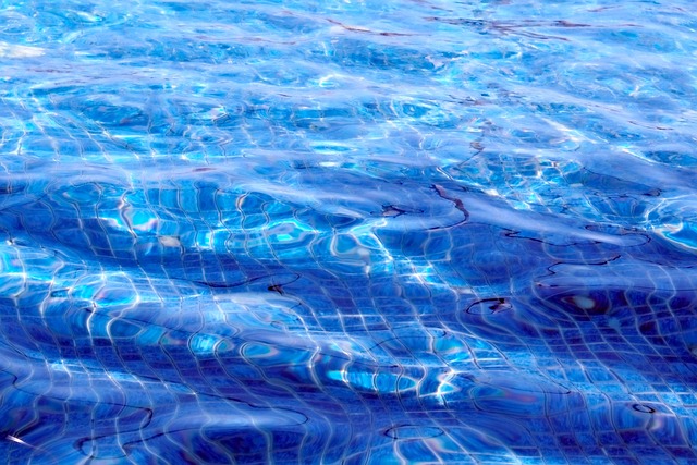 Regentropfen auf einer Wasseroberfläche