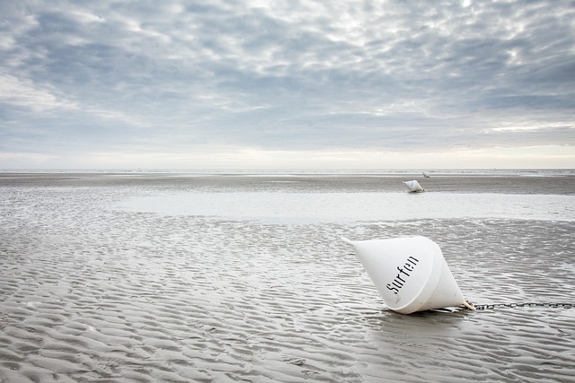 Ruhiger Sandstrand mit sanften Meereswellen am Morgen